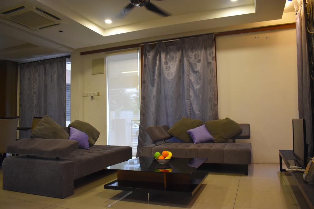 67 First Island Villa Bukit Jambul ภายนอก รูปภาพ